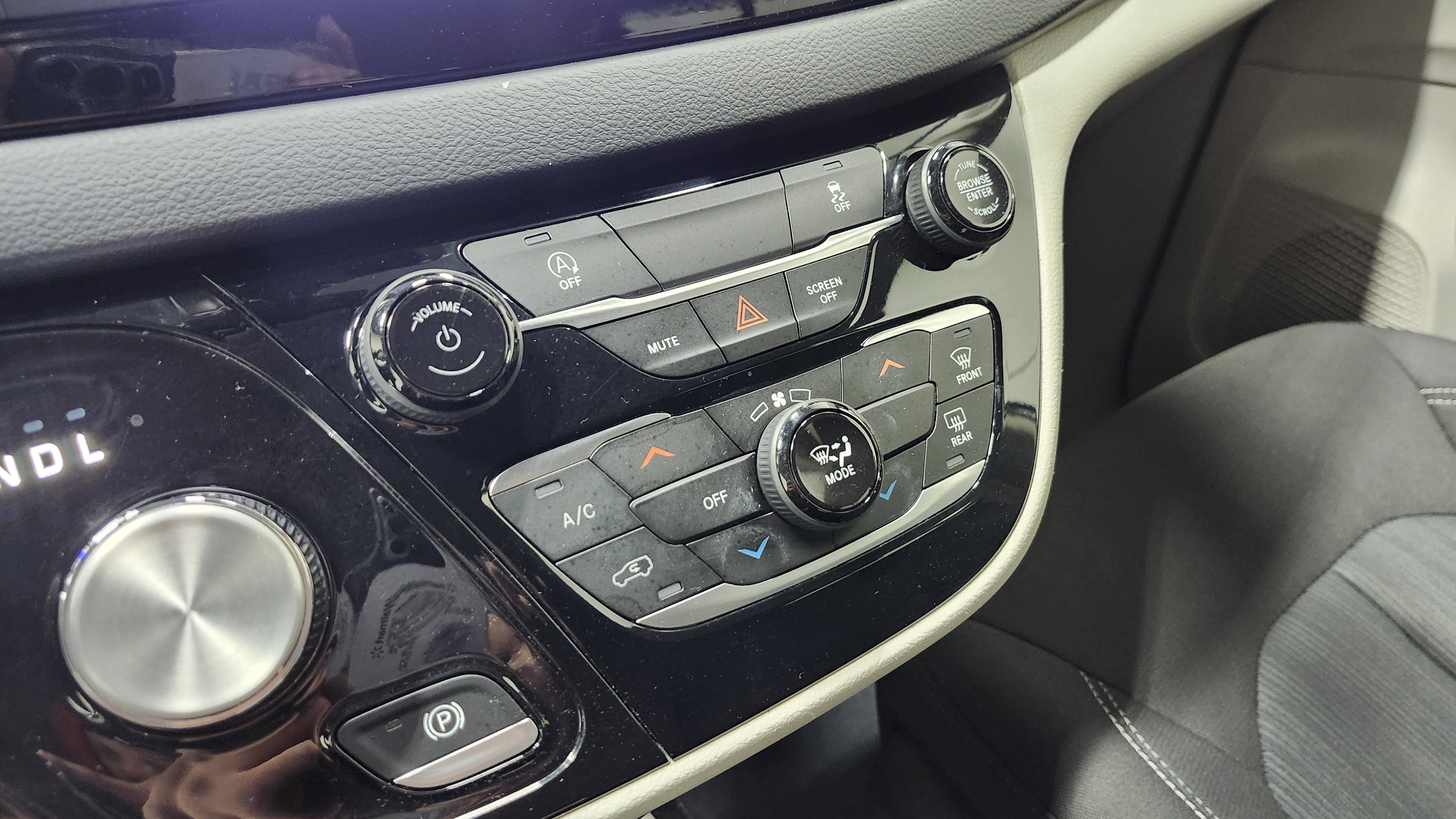 Used 2023 Chrysler Voyager LX image 30