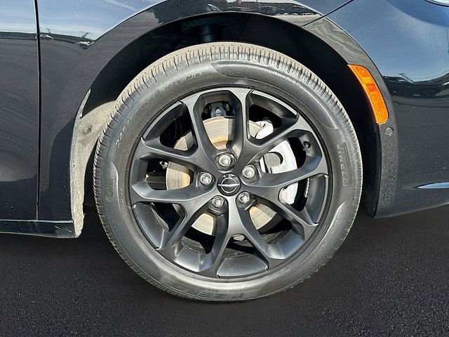 Used 2025 Chrysler Pacifica Limited w/ Uconnect Theater Family Group AWD/4WD image 35