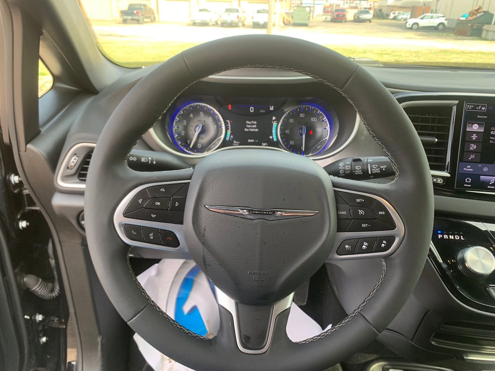 Used 2025 Chrysler Pacifica Select image 15