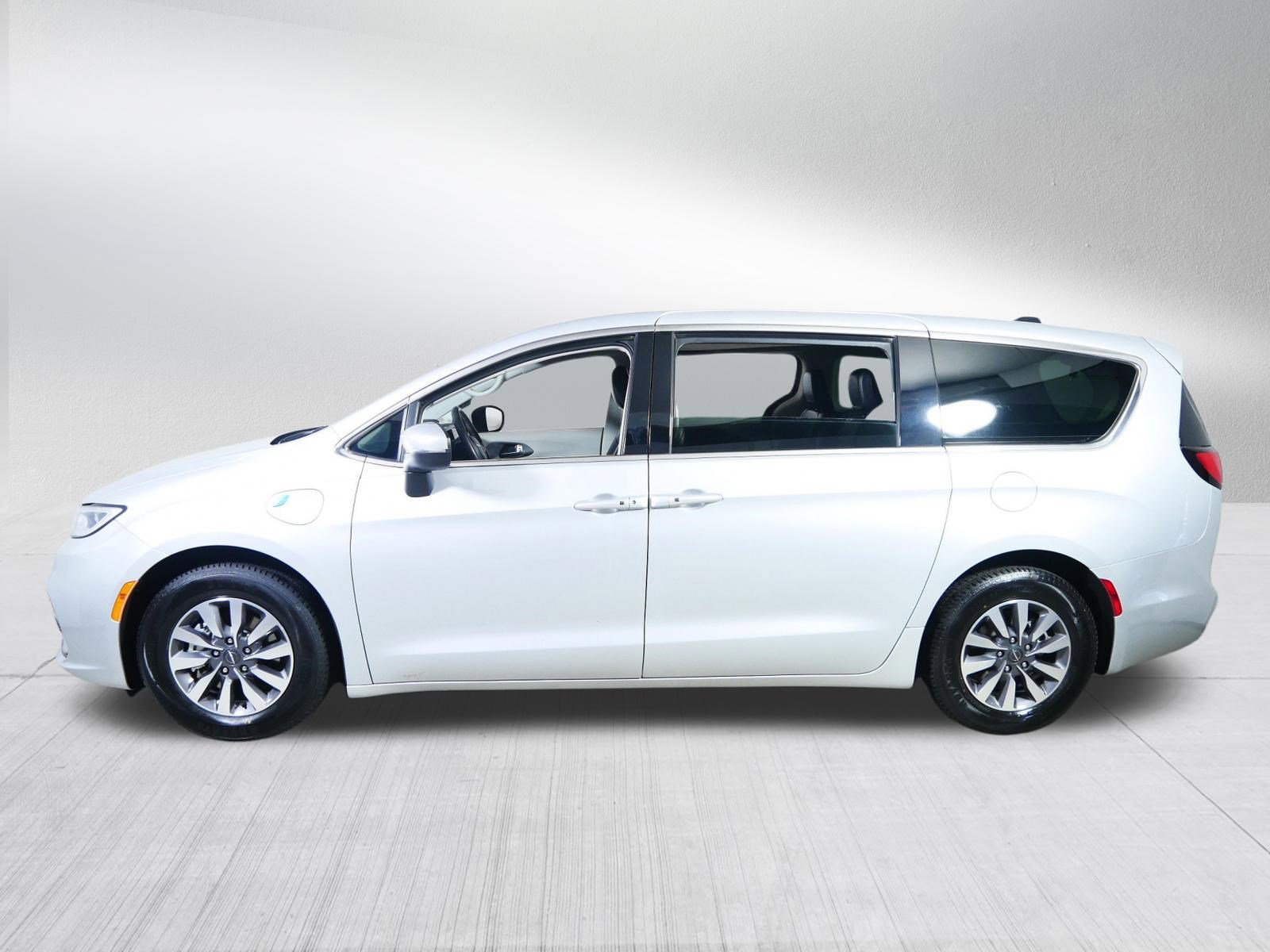 Used 2023 Chrysler Pacifica Touring-L FWD image 4