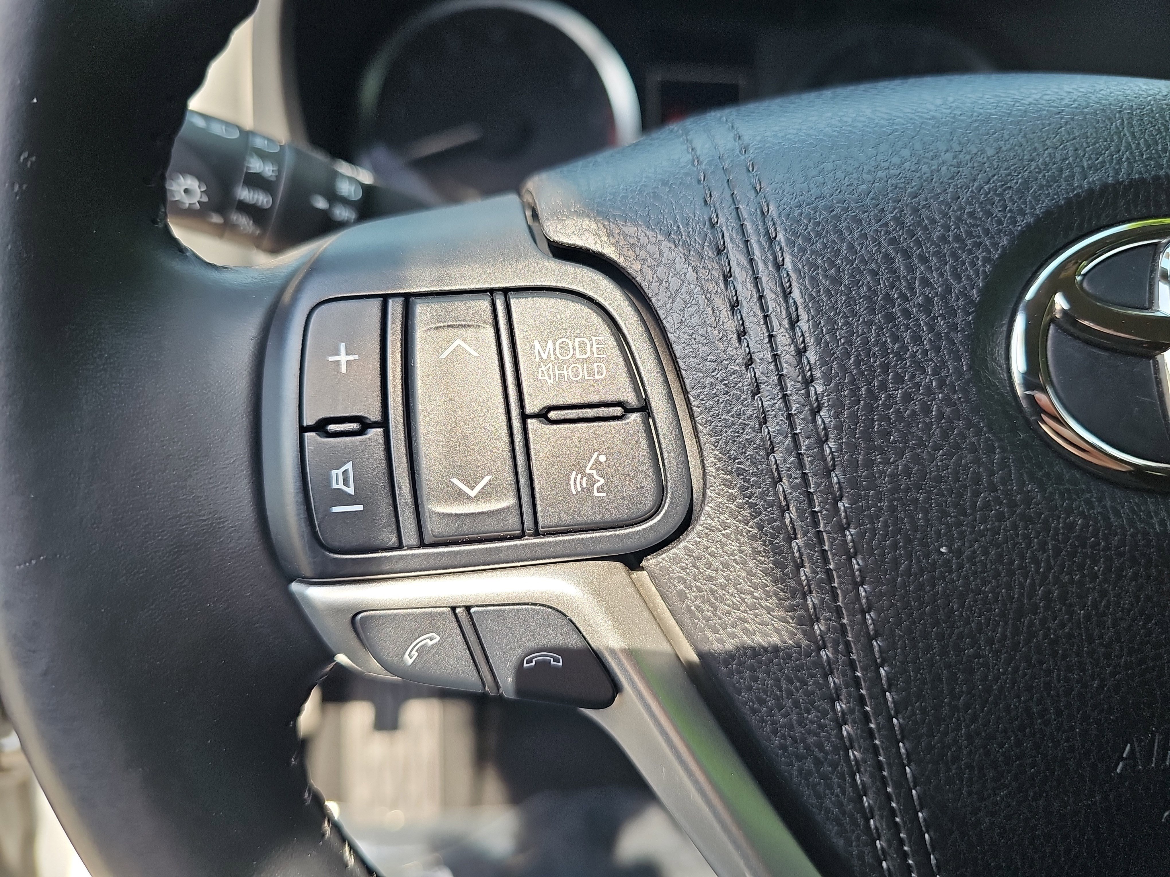 Used 2017 Toyota Highlander Plus FWD image 19