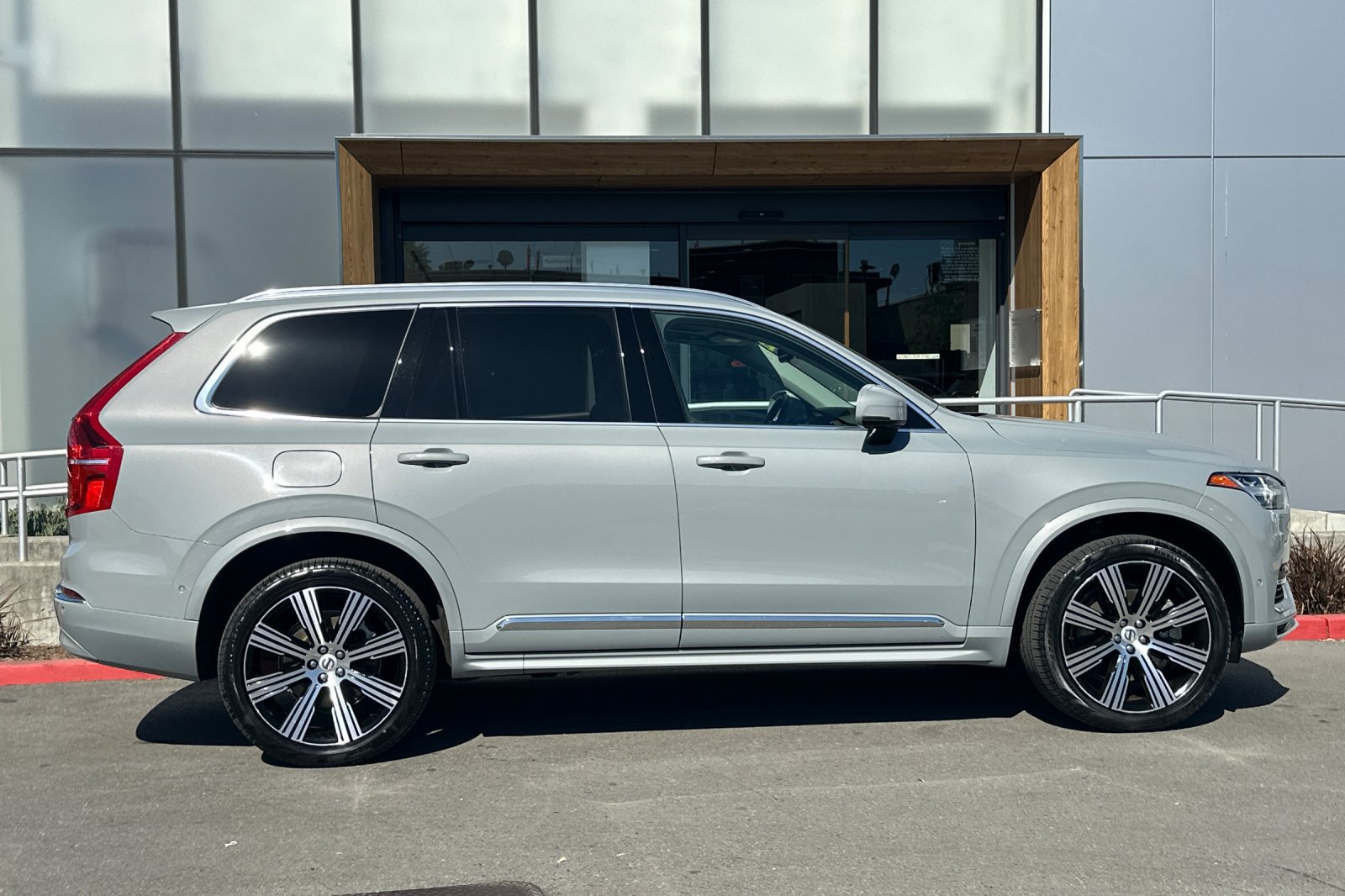 Certified 2025 Volvo XC90 T8 Ultra w/ Protection Package AWD/4WD image 9