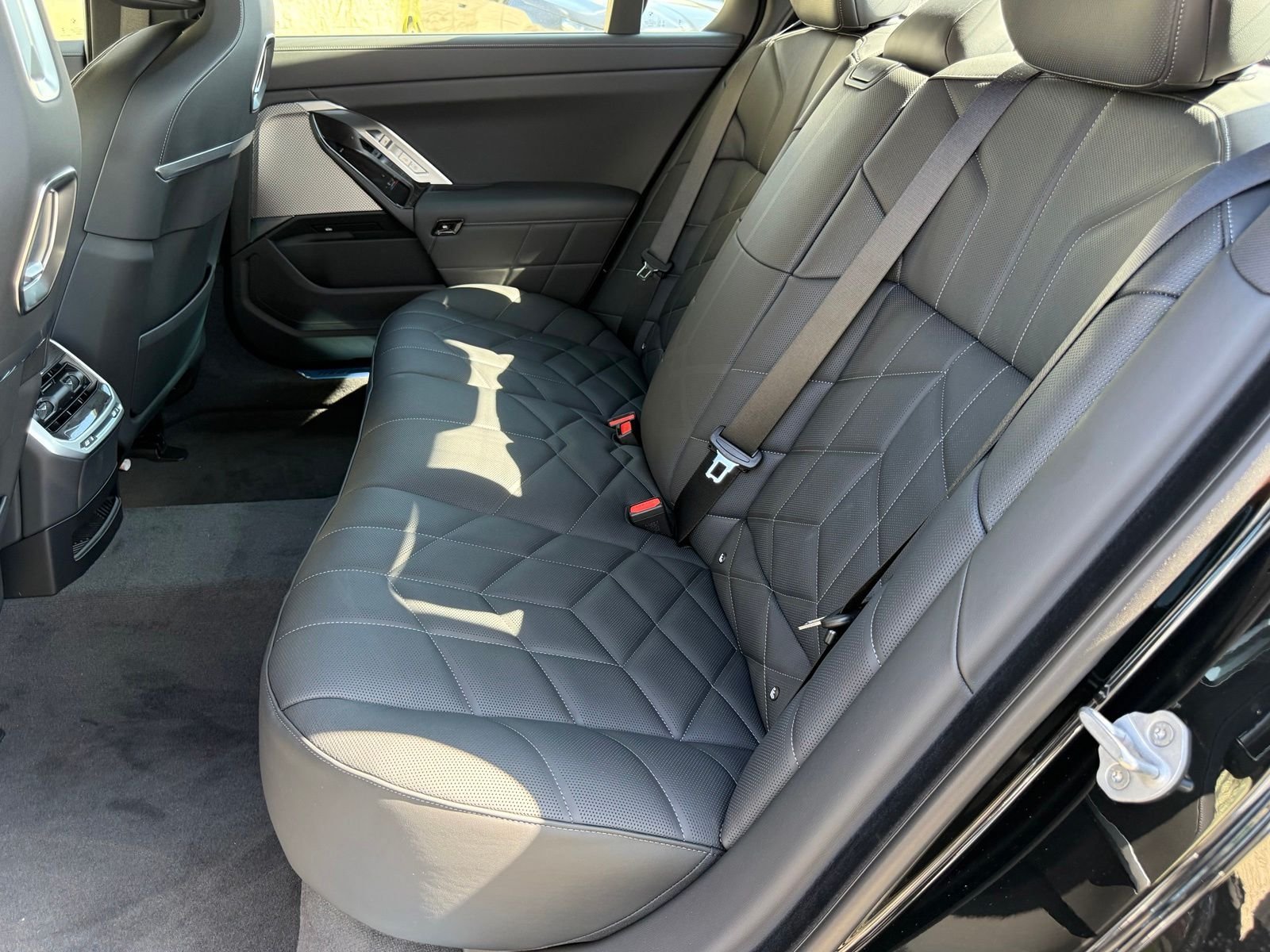 New 2026 BMW 750e xDrive w/ Premium Package AWD/4WD image 31