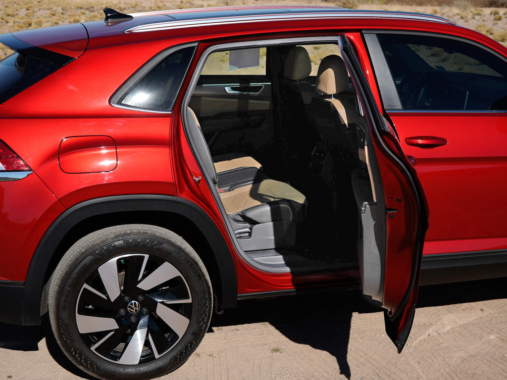 Used 2025 Volkswagen Atlas Cross Sport SE w/ Panoramic Sunroof Package image 9