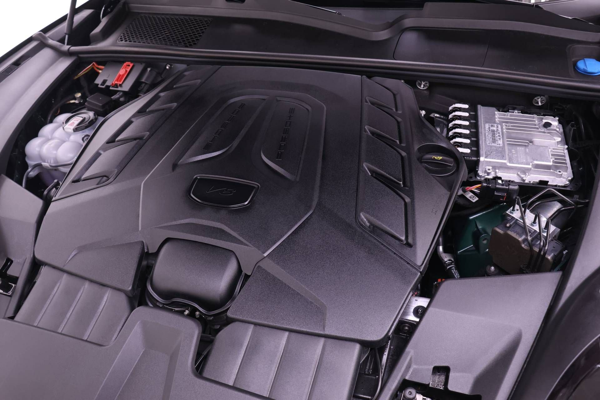 Certified 2025 Porsche Cayenne Turbo GT image 25