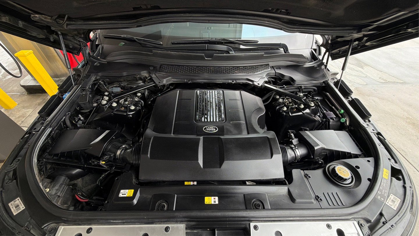 Used 2016 Land Rover Range Rover HSE image 9