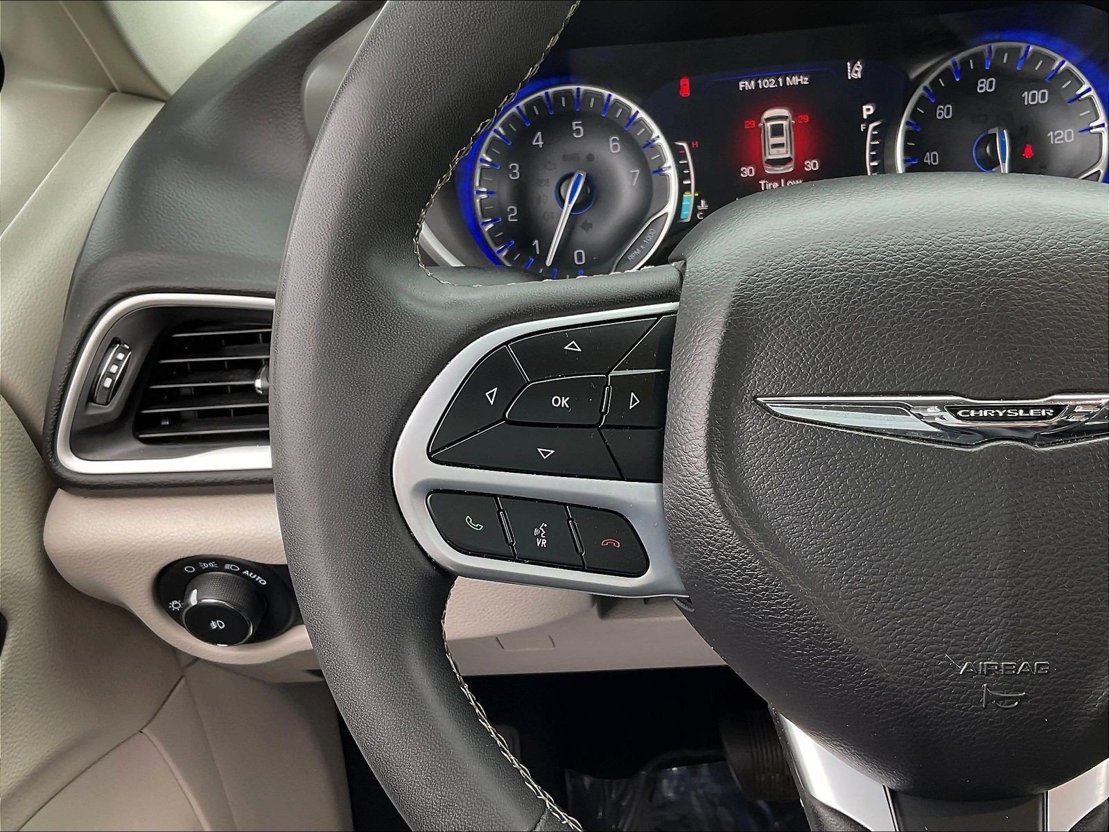 Used 2024 Chrysler Pacifica Touring-L FWD image 12