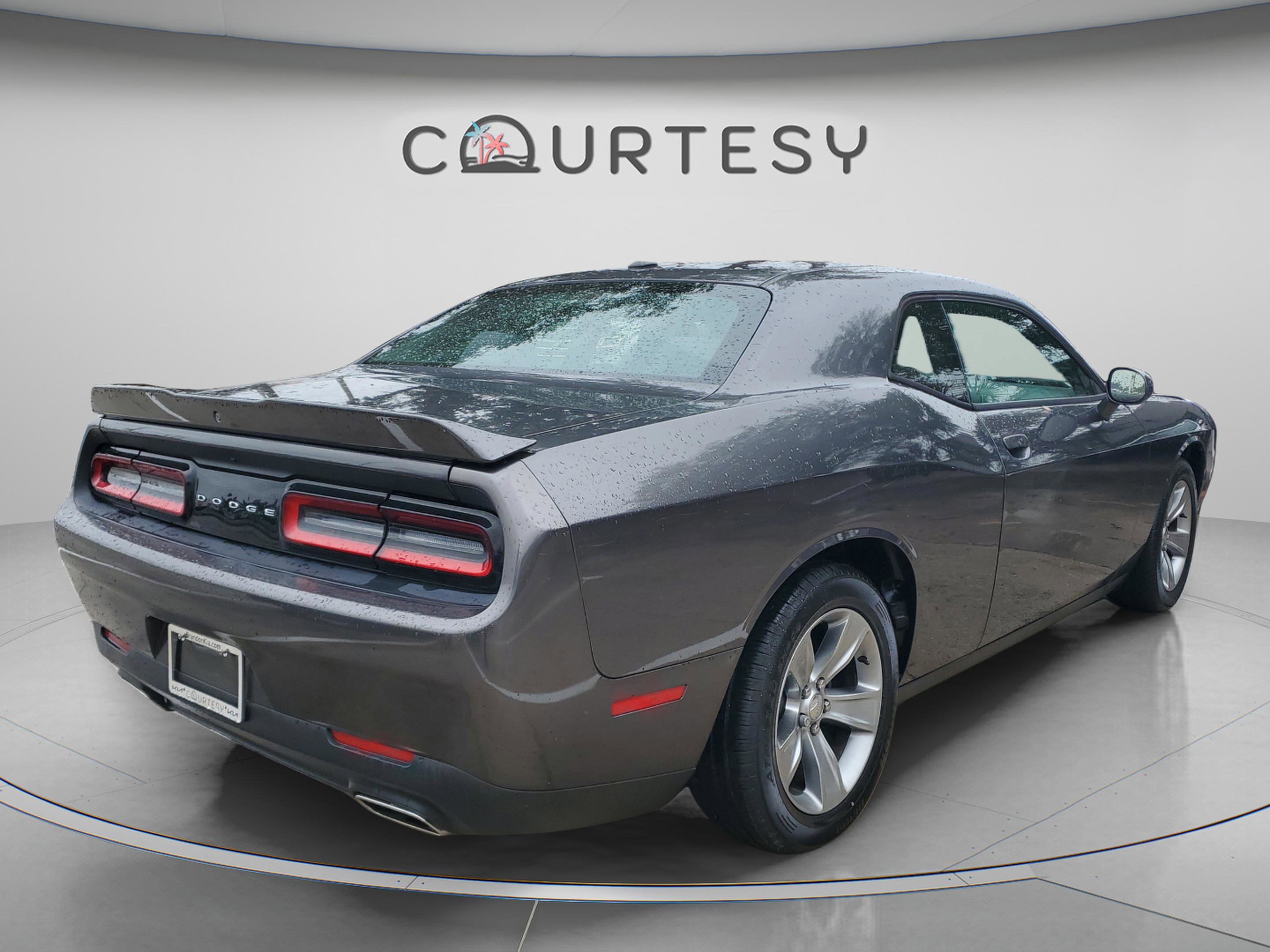 Used 2019 Dodge Challenger SXT image 3