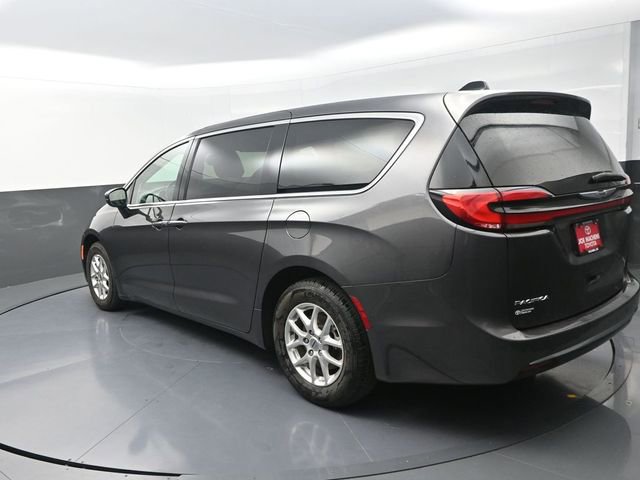 Used 2023 Chrysler Pacifica Touring-L image 6