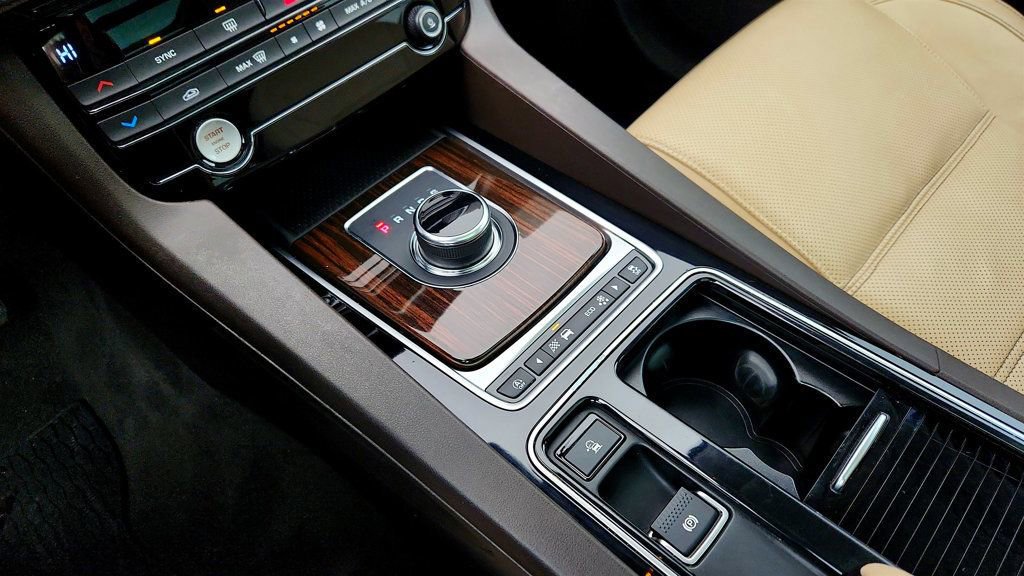 Used 2018 Jaguar F-PACE Prestige image 17