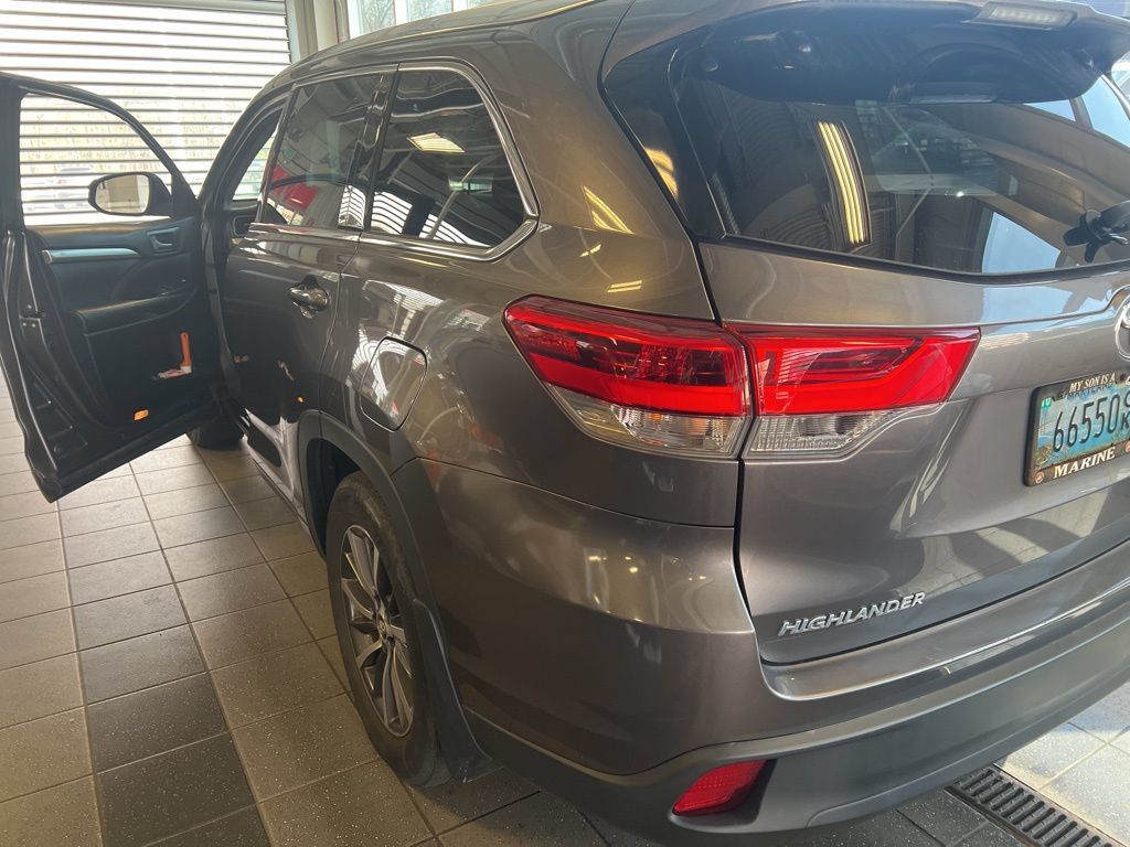 Used 2018 Toyota Highlander XLE AWD/4WD image 7