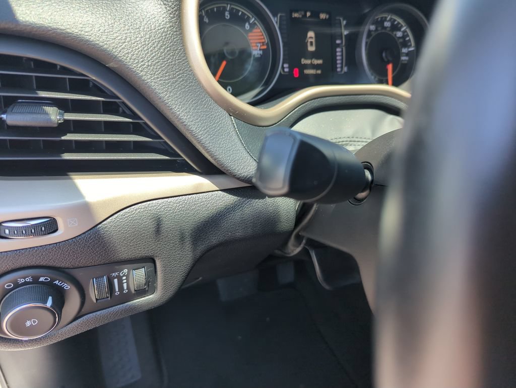 Used 2017 Jeep Cherokee Latitude FWD image 21