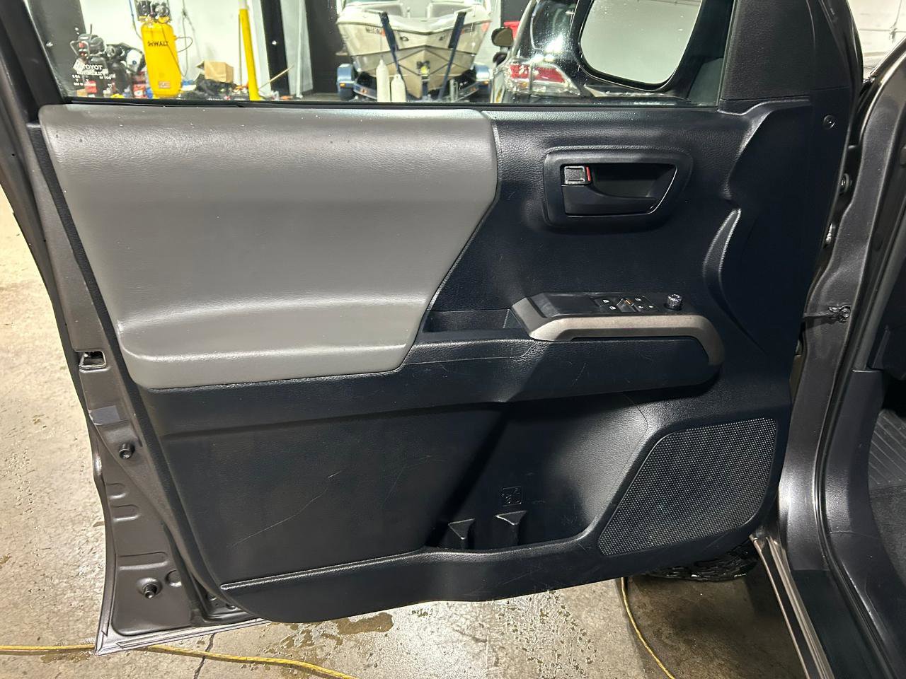 Used 2016 Toyota Tacoma SR5 AWD/4WD image 9