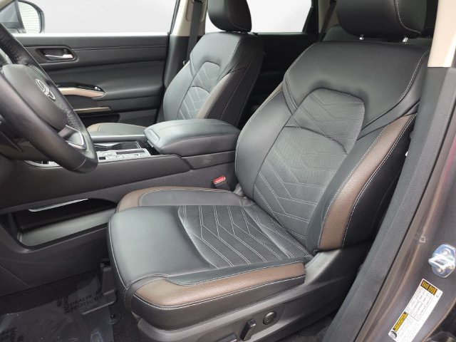 Used 2025 Nissan Pathfinder Platinum FWD image 15