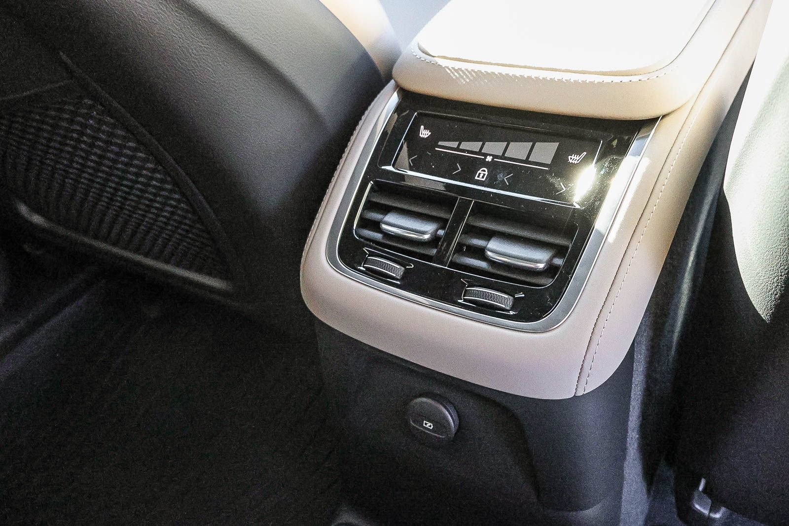 New 2026 Volvo XC90 T8 Plus w/ Protection Package AWD/4WD image 21