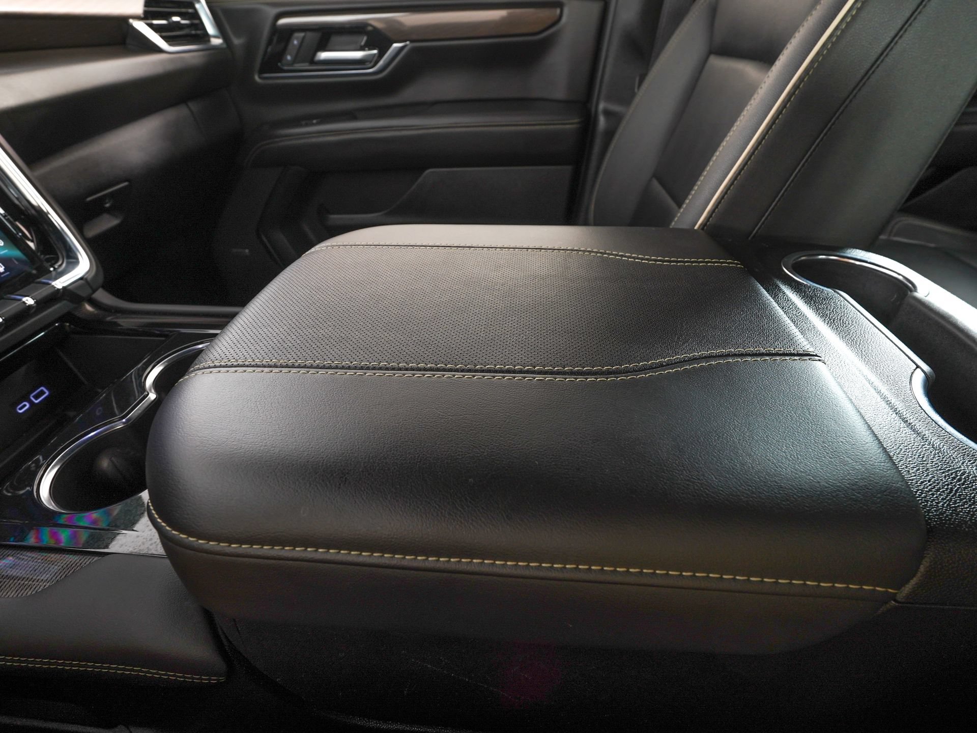 Used 2025 GMC Yukon Elevation AWD/4WD image 30