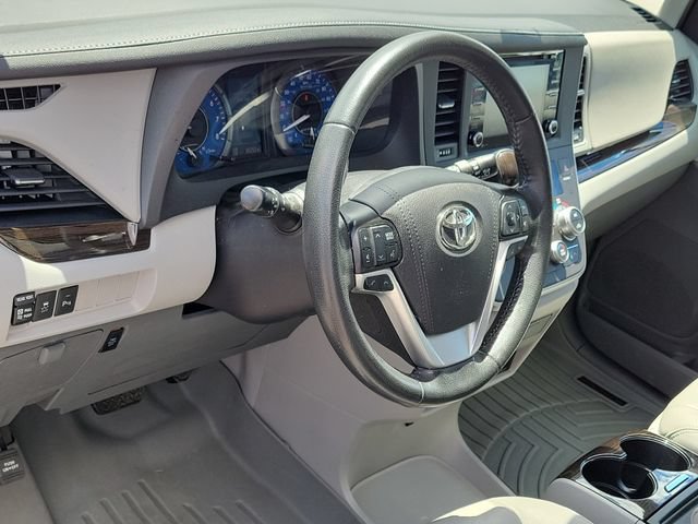 Used 2020 Toyota Sienna XLE w/ XLE Navigation Package FWD image 8
