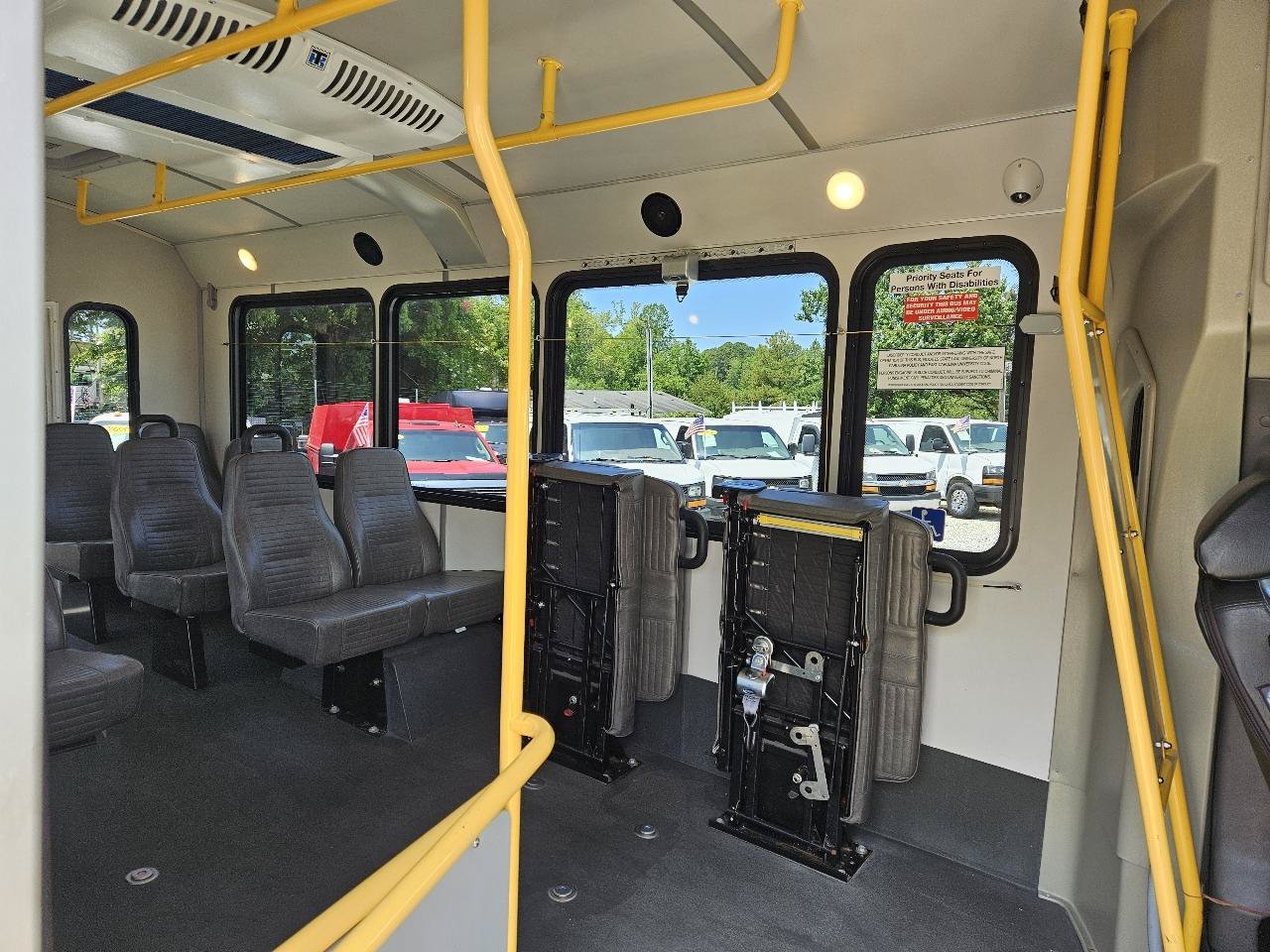 Used 2015 Chevrolet Express 4500 w/ Shuttle Bus Package RWD image 33