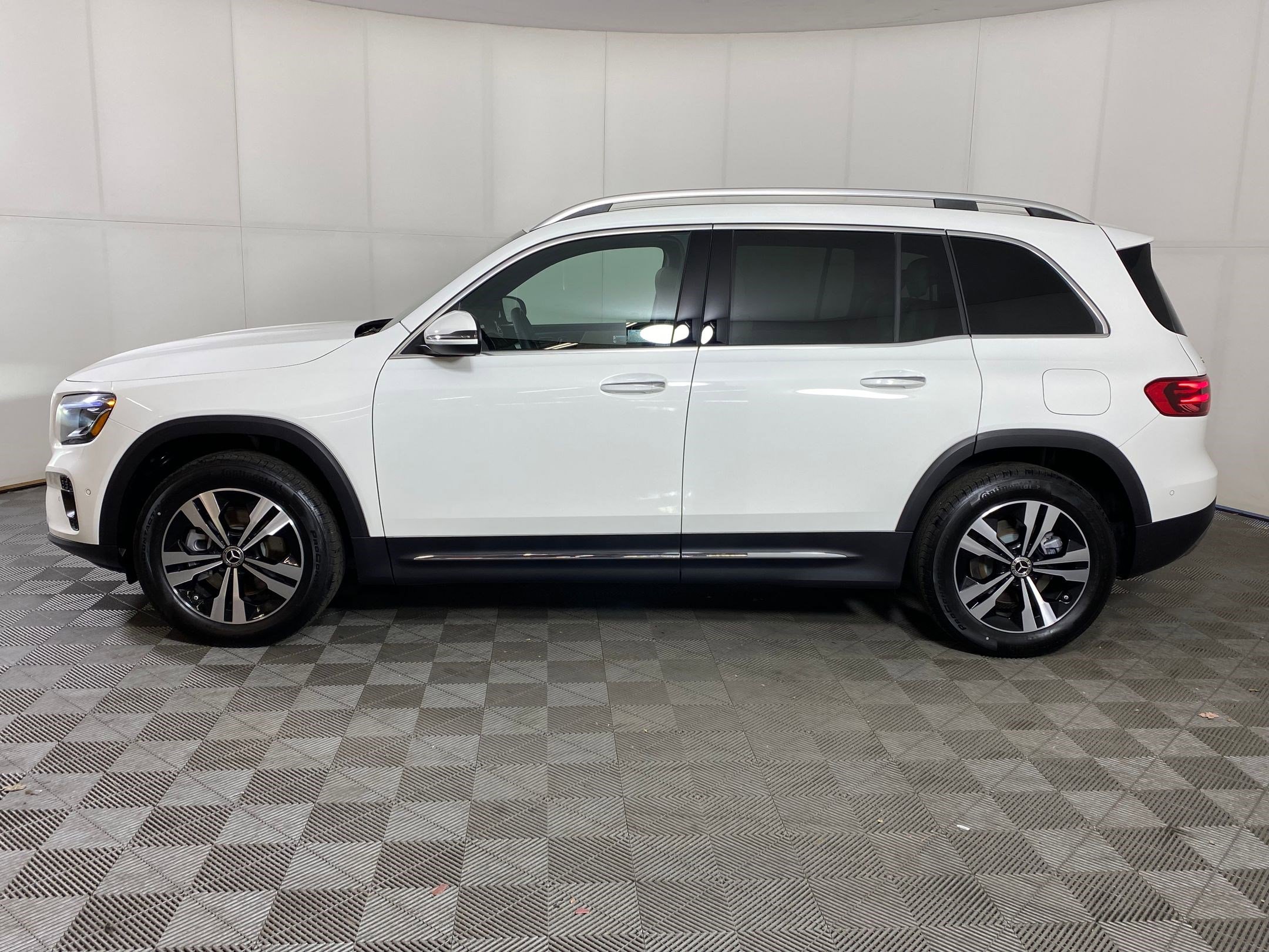 New 2025 Mercedes-Benz GLB 250 4MATIC image 2