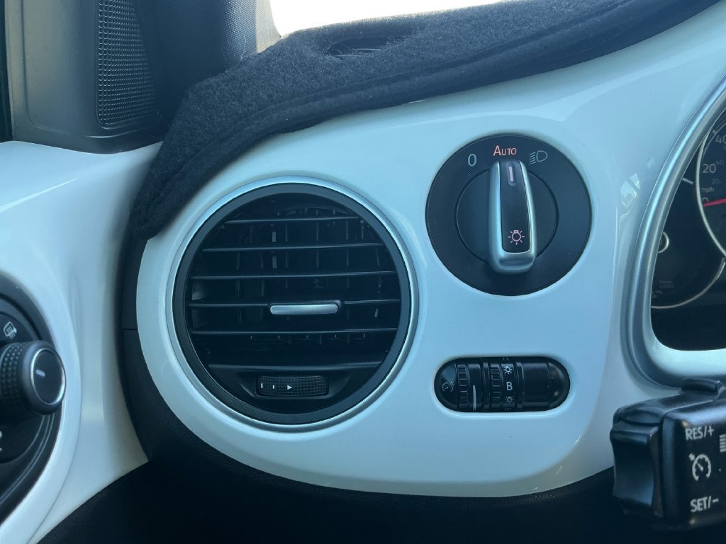 Used 2018 Volkswagen Beetle 2.0T SE FWD image 18