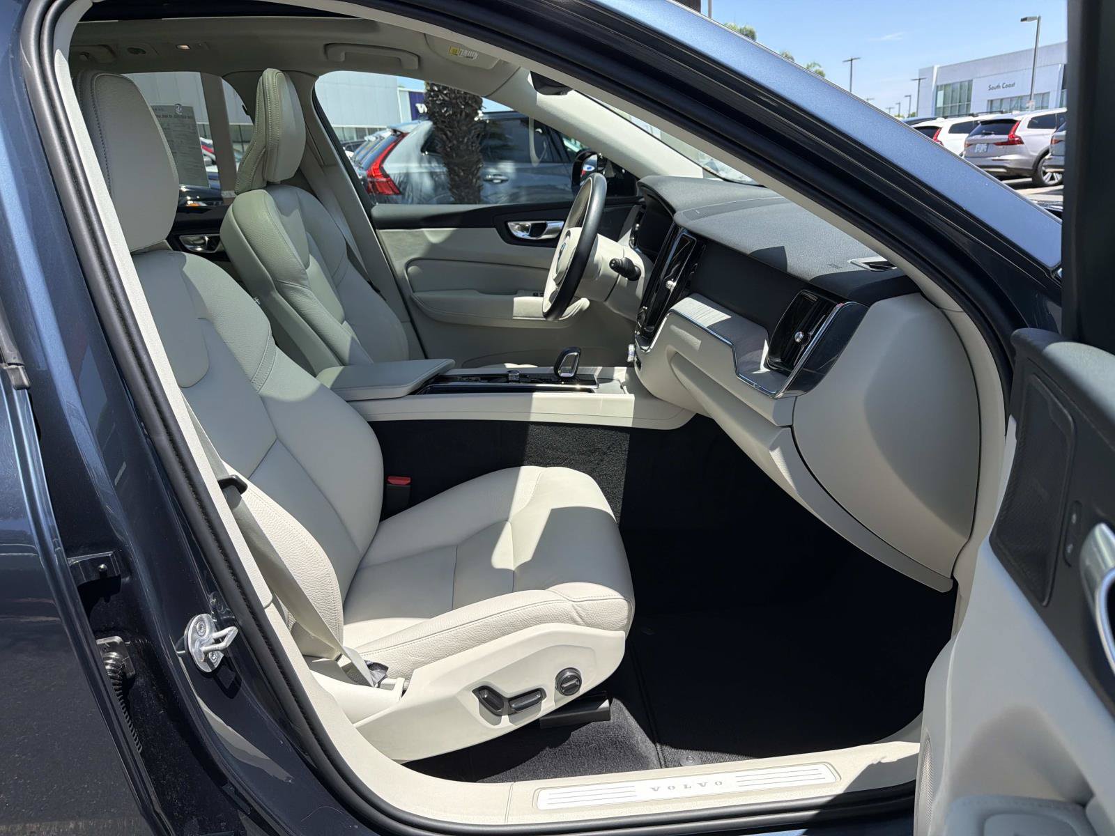 Certified 2024 Volvo XC60 B5 Plus AWD/4WD image 25