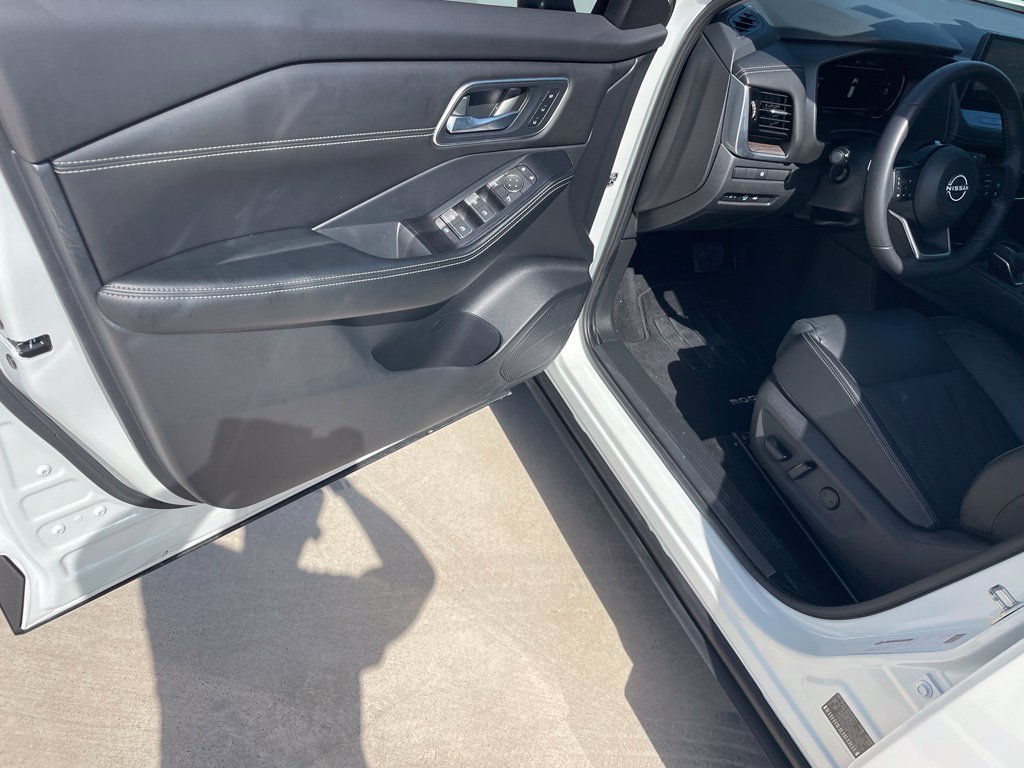 Certified 2024 Nissan Rogue Platinum FWD image 19