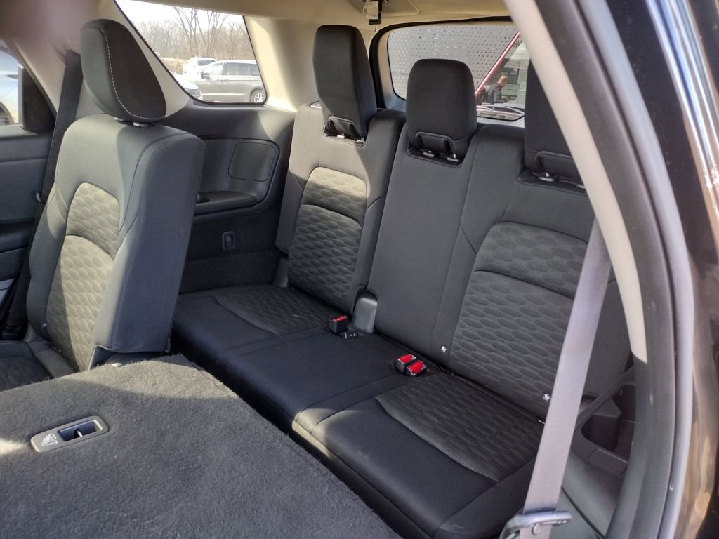 Used 2023 Nissan Pathfinder SV image 14