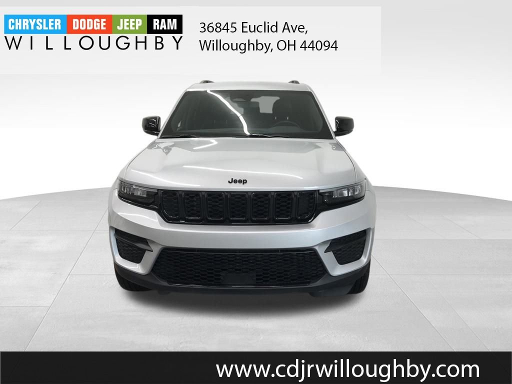 Used 2024 Jeep Grand Cherokee Altitude image 2