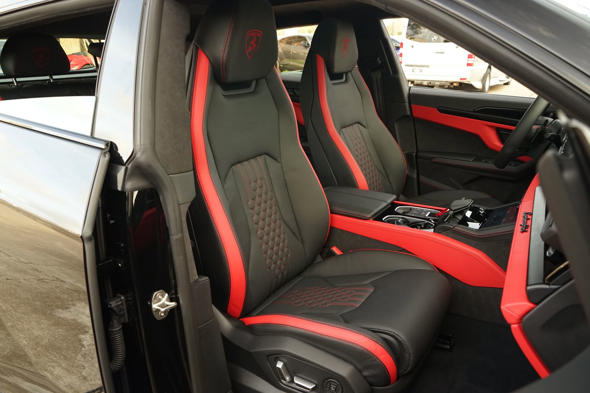 Used 2026 Lamborghini Urus SE AWD/4WD image 11