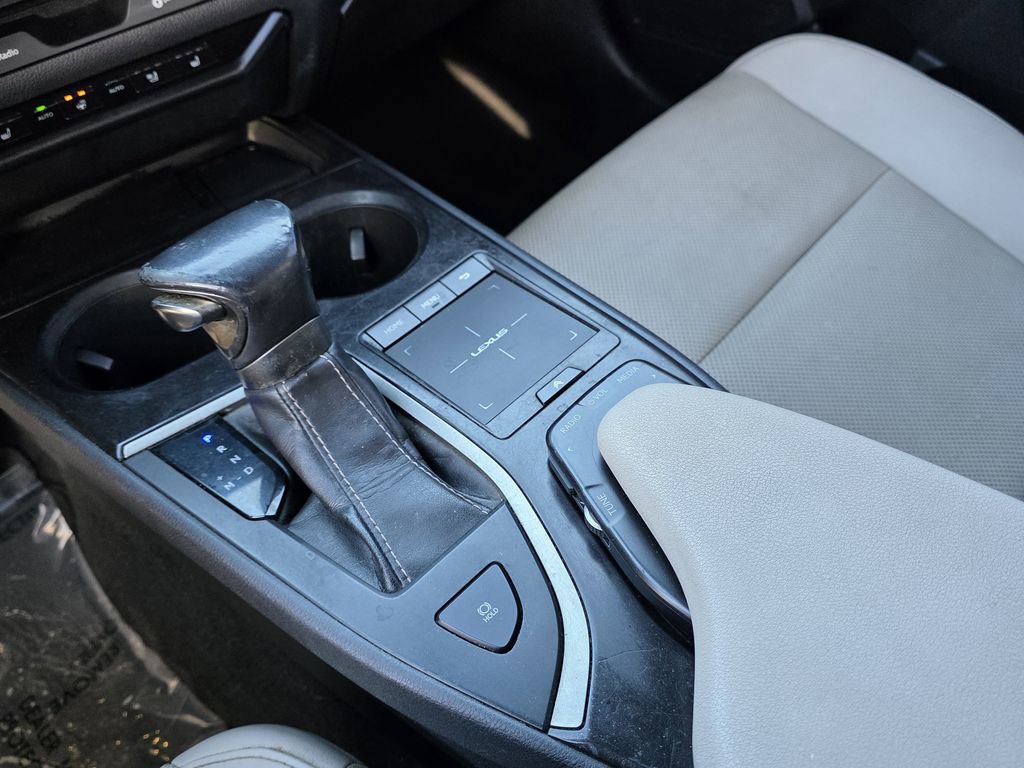 Used 2019 Lexus UX 200 w/ Premium Package image 22