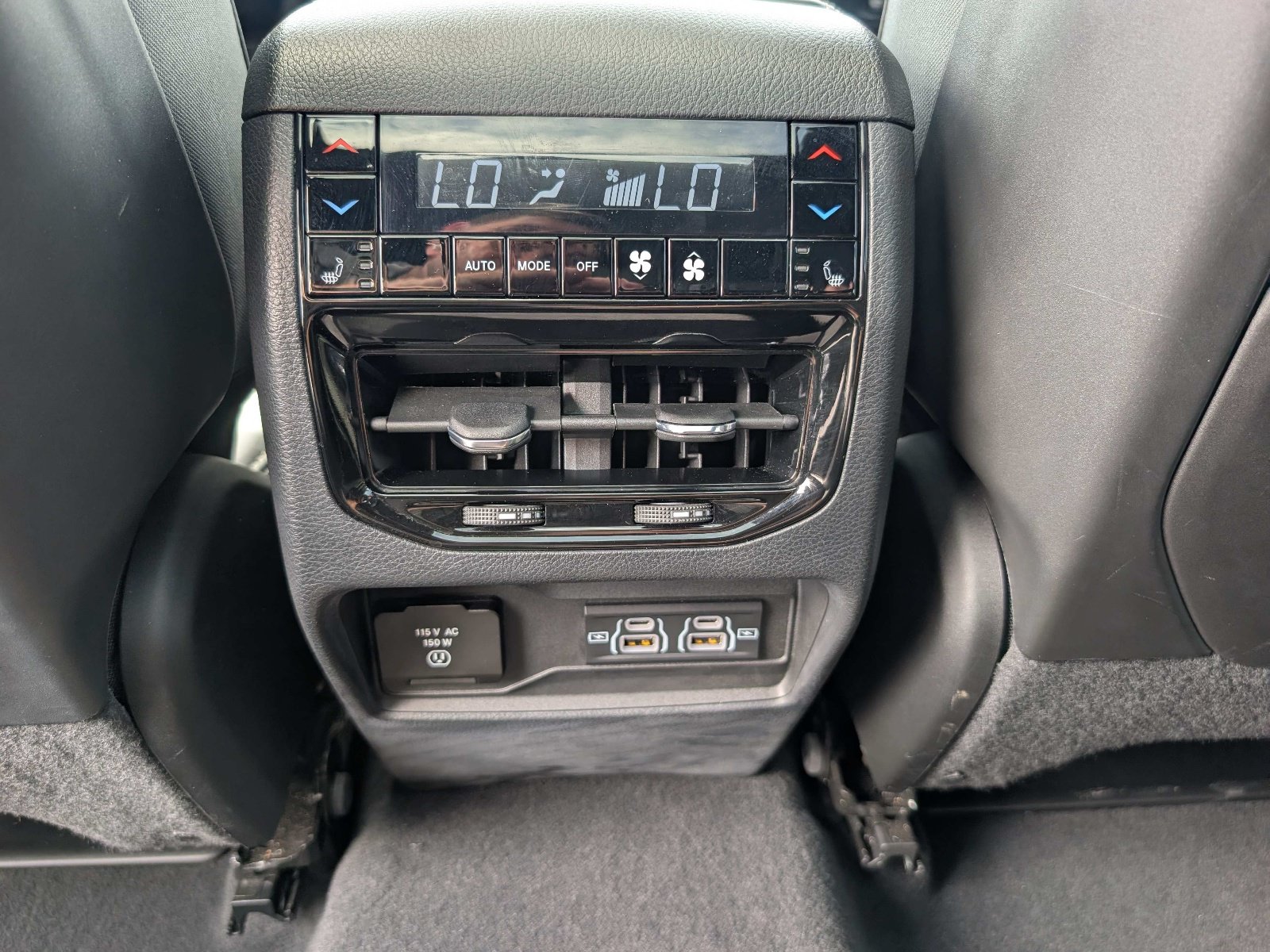 Used 2023 Jeep Grand Cherokee Overland w/ Luxury Tech Group IV AWD/4WD image 16