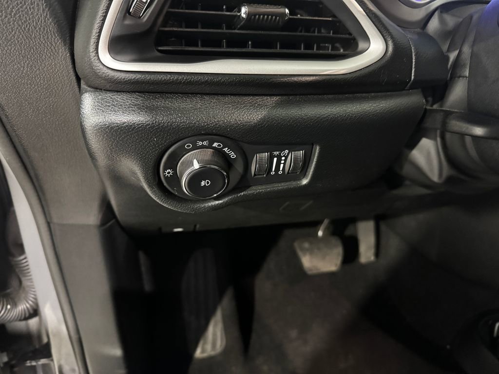 Used 2025 Chrysler Pacifica Select FWD image 36