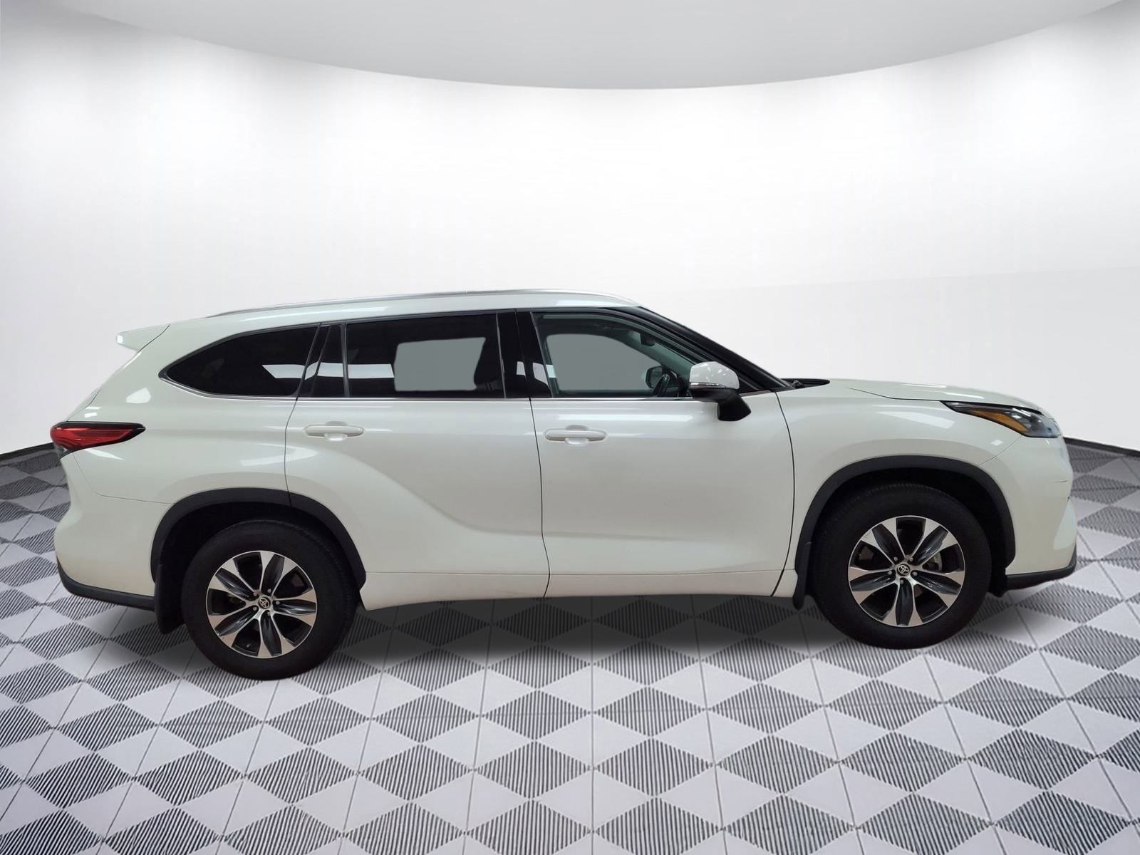 Used 2020 Toyota Highlander XLE image 7