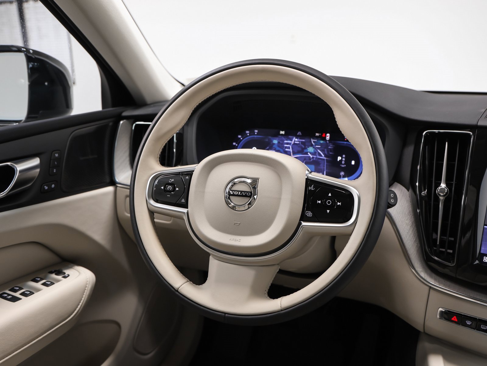 Used 2025 Volvo XC60 B5 Plus w/ Protection Package Premier image 33