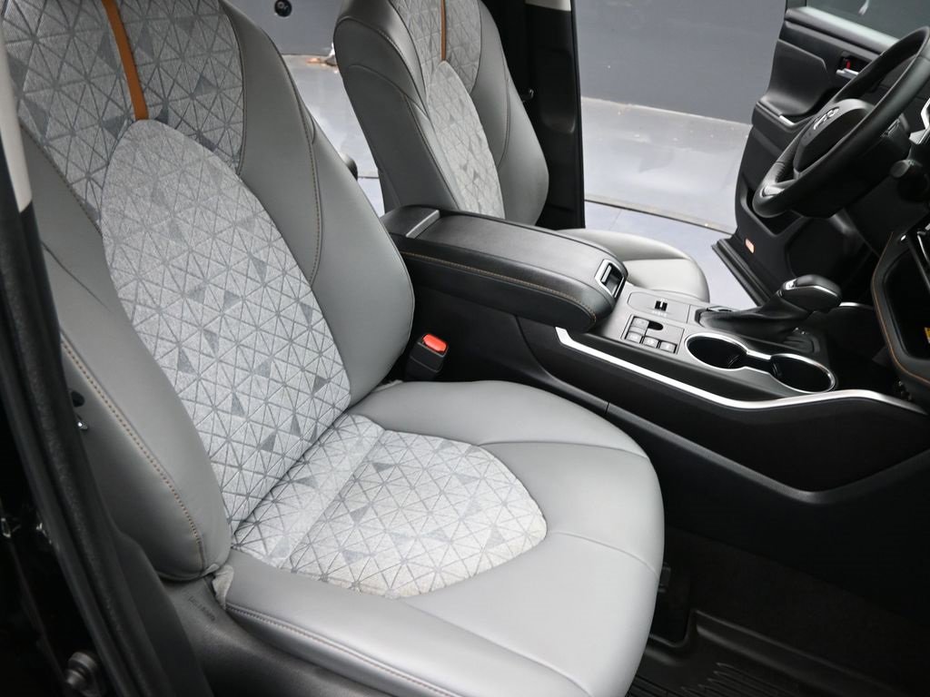 Used 2023 Toyota Highlander Bronze Edition image 27
