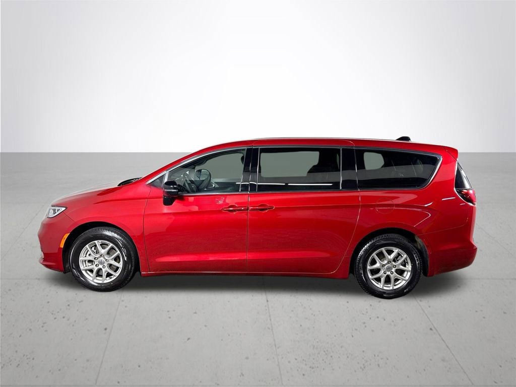 Used 2025 Chrysler Pacifica Select image 9