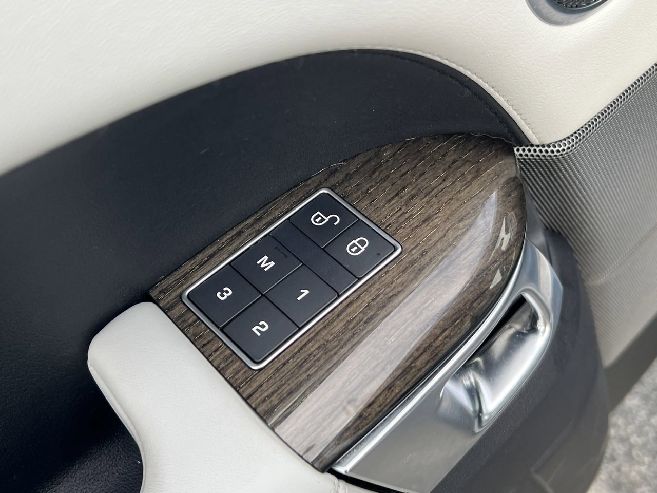 Used 2016 Land Rover Range Rover Sport HSE image 25