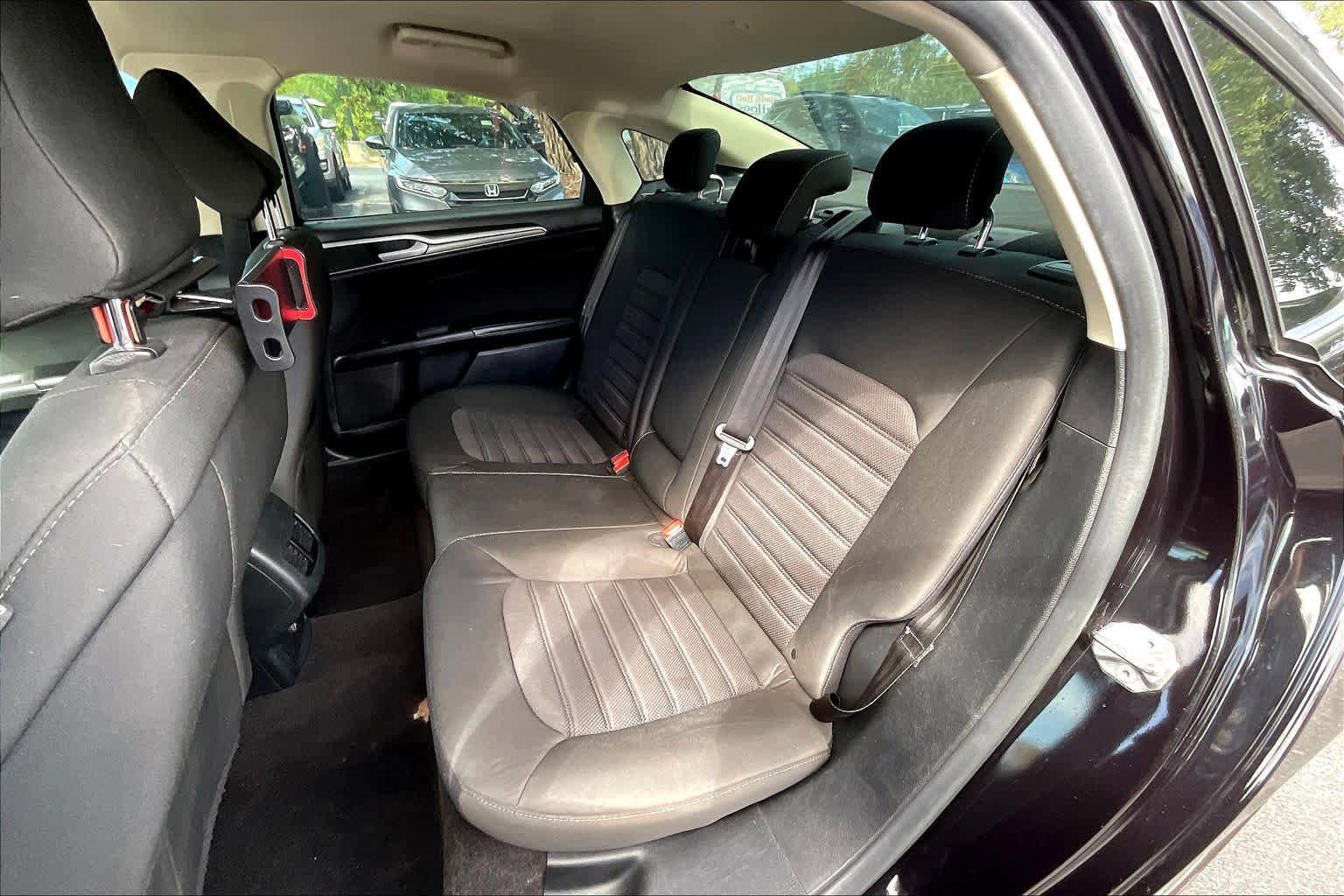 Used 2020 Ford Fusion SE FWD image 25