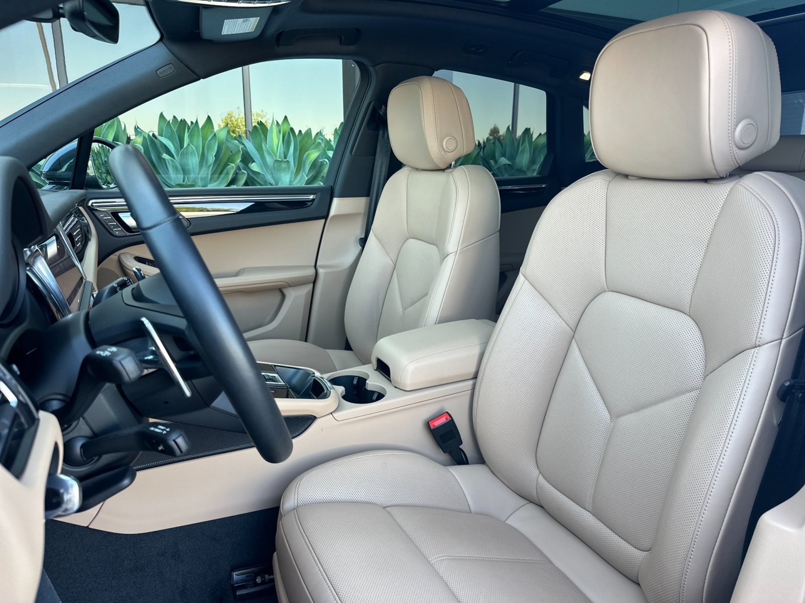 Certified 2026 Porsche Macan AWD/4WD image 6