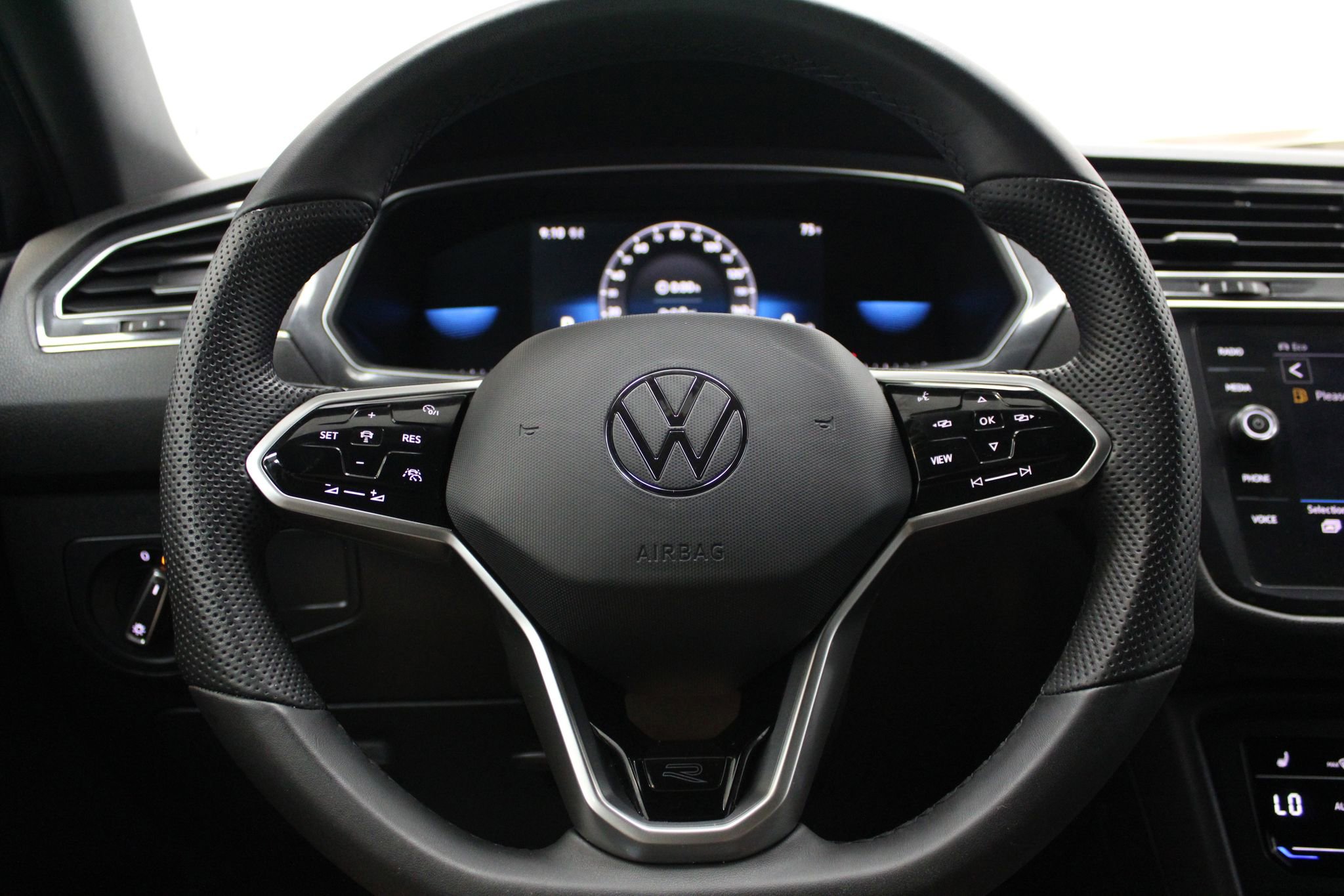 Used 2022 Volkswagen Tiguan SE R-Line image 27