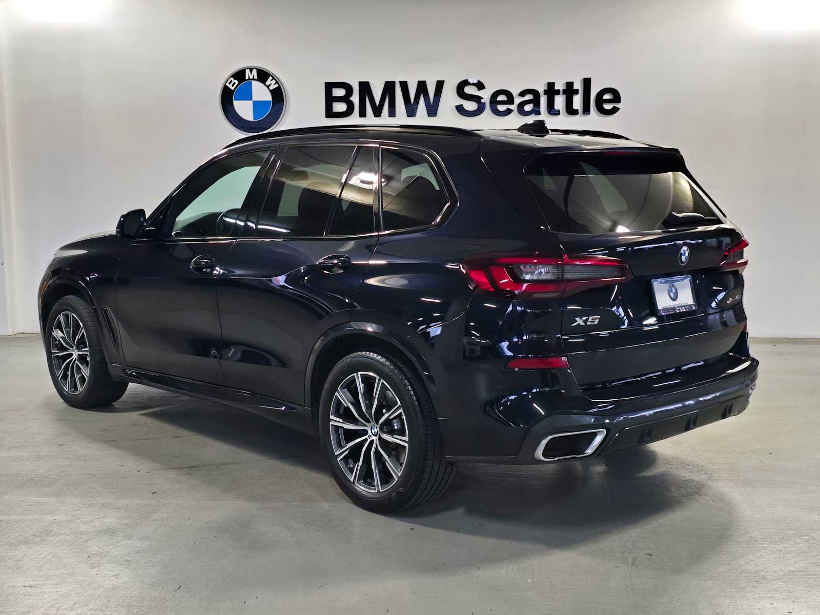 Used 2022 BMW X5 xDrive40i w/ M Sport Package image 3