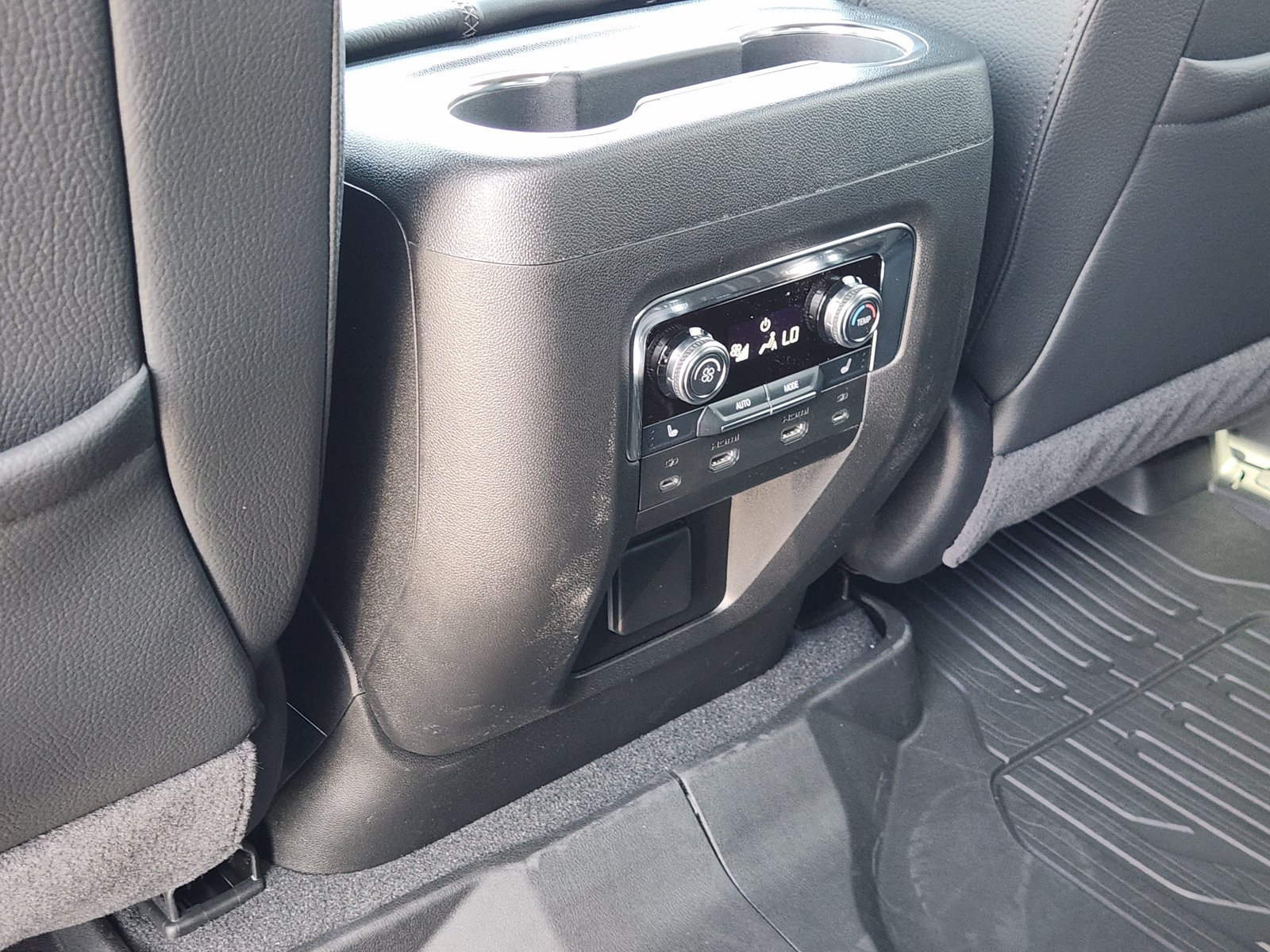New 2026 GMC Yukon Denali w/ Denali Reserve Package AWD/4WD image 35