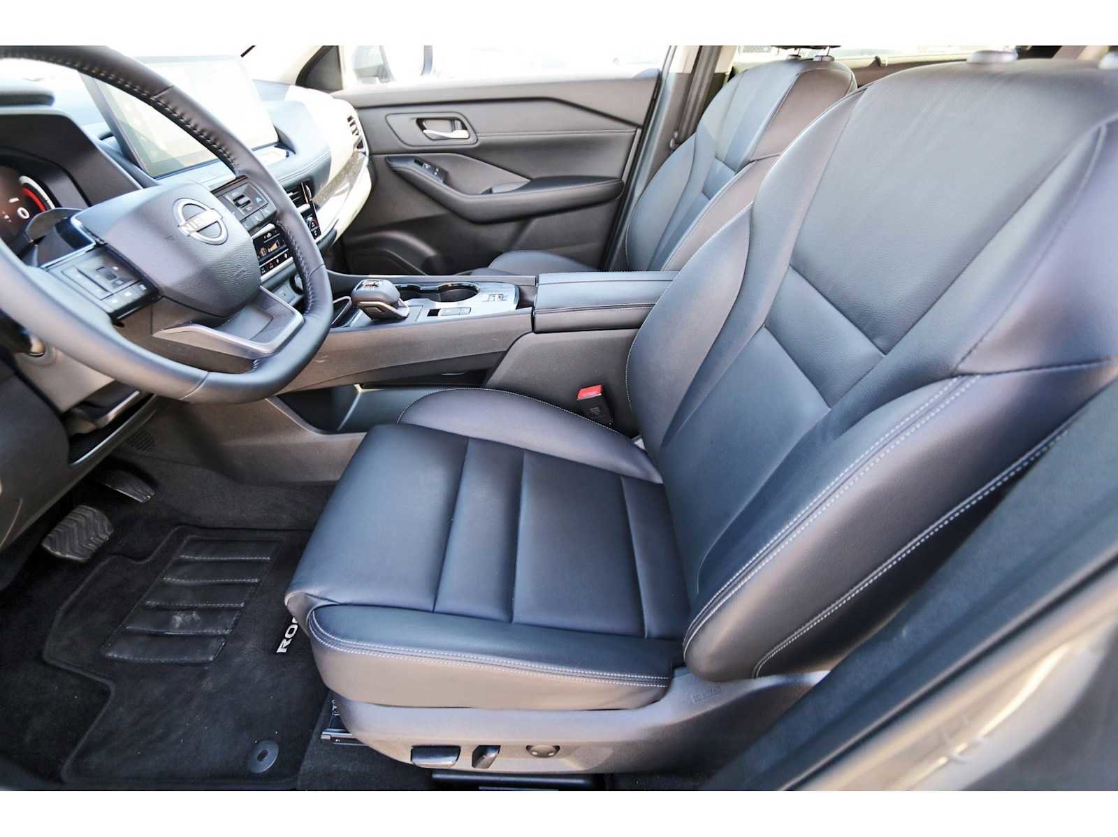 Used 2025 Nissan Rogue SL w/ Tech Package image 11