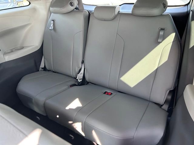 Used 2022 Toyota Sienna XLE w/ XLE Plus Package image 7