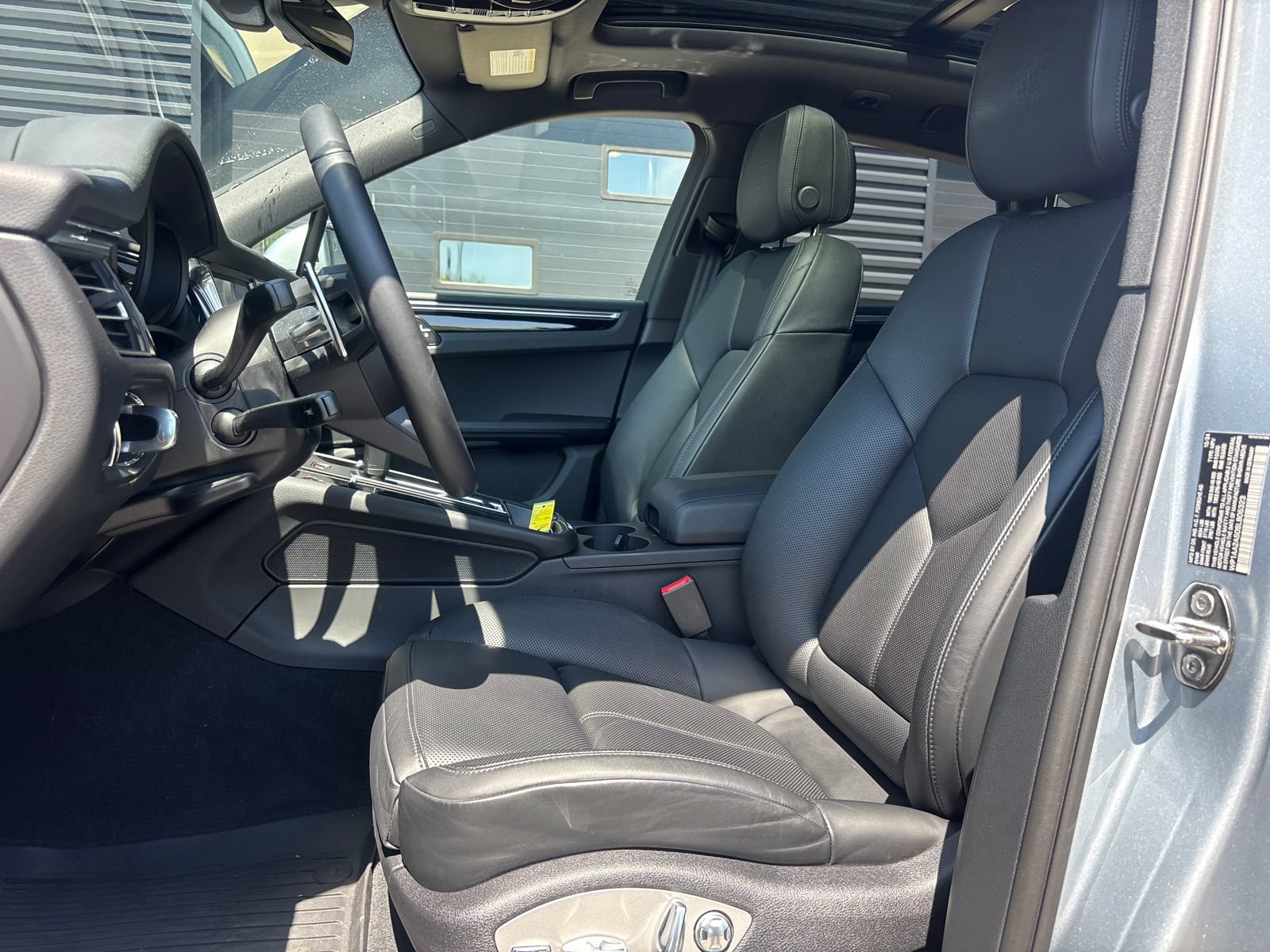 Used 2025 Porsche Macan AWD/4WD image 2