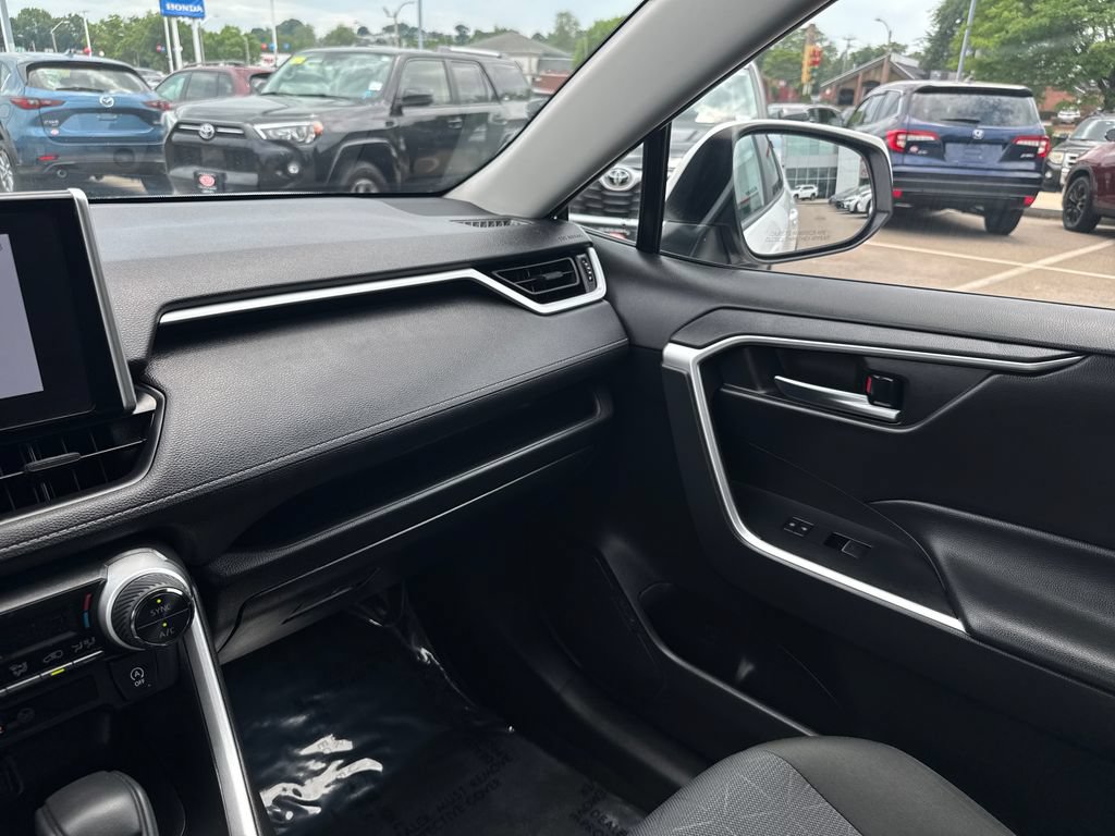 Used 2025 Toyota RAV4 XLE AWD/4WD image 27