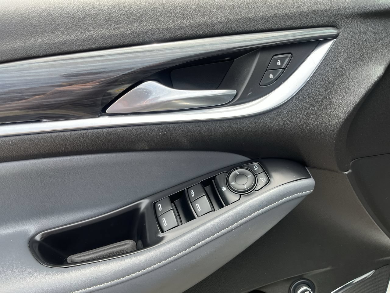 Used 2021 Buick Enclave Essence FWD image 21