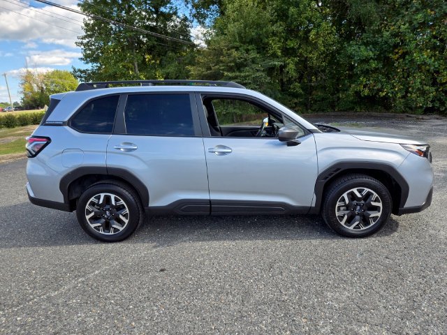 Used 2025 Subaru Forester Premium AWD/4WD image 9