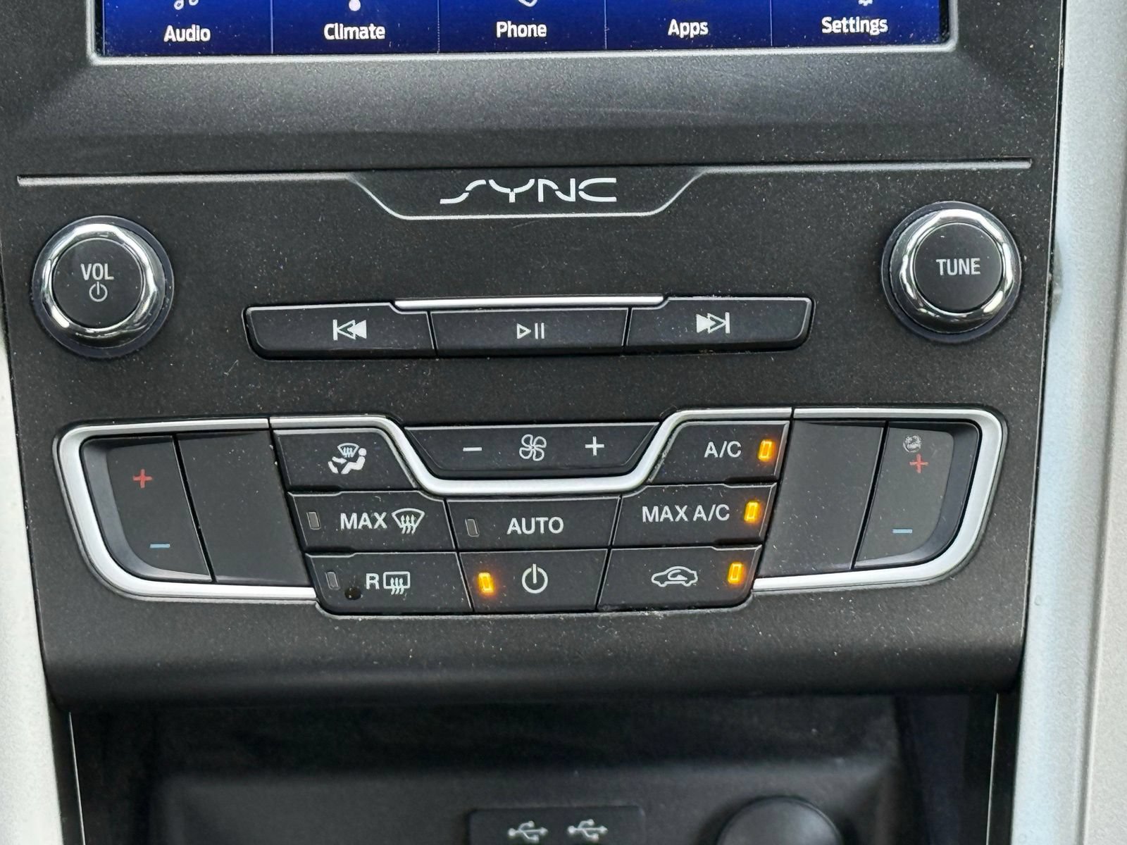 Used 2020 Ford Fusion SE FWD image 21