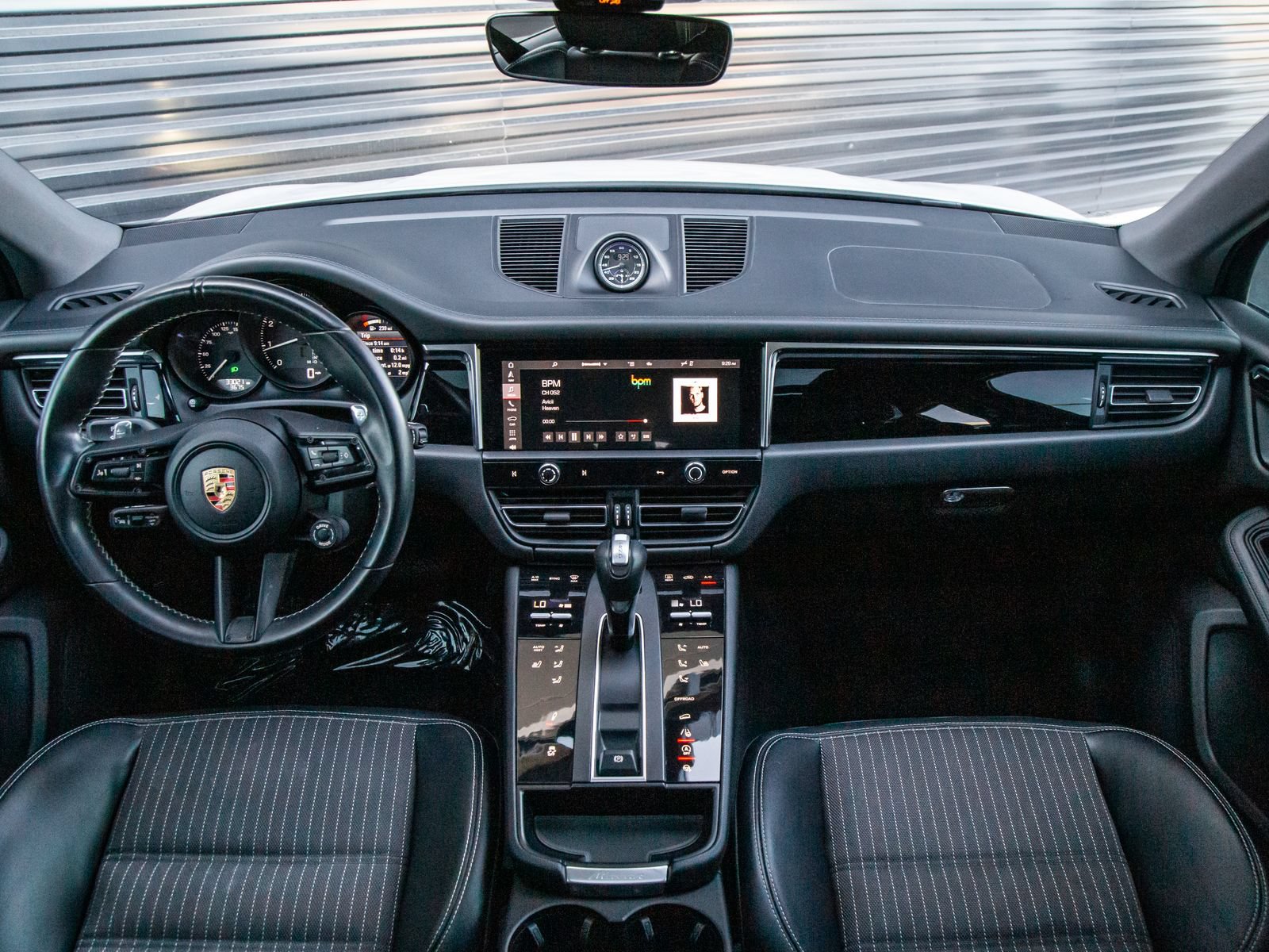 Certified 2023 Porsche Macan Turbo AWD/4WD image 17